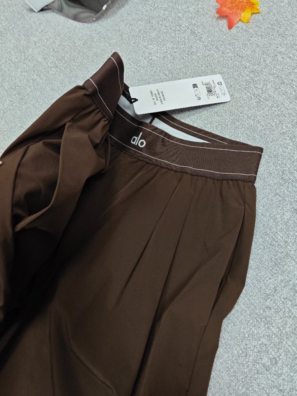 NWT ALO Yoga Regular Espresso Brown Size M 🎨 Relaxed Fit Suit Up Trousers - Picture 4 of 8